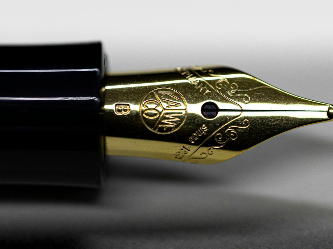 Stylo plume doré, la signature d'un financement obtenu avec K&C Partners